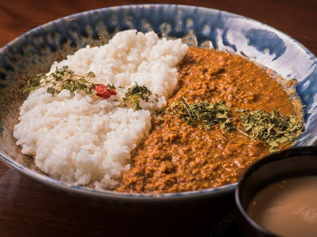 C.豚挽肉と唐辛子の薬膳カレー