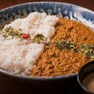 豚挽肉は脂の少ない部位を使用。素材の旨みを凝縮させ、唐辛子を多めにブレンドした17種類のスパイスを使用。豚肉とチキンベースの旨味に加え、余韻まで残る程よい辛さが特徴的。
辛さ ★★★