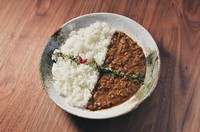 沖縄の名産品「島豆腐」を丁寧に崩しての大豆ミートような食感を実現。たっぷりの玉ねぎとトマトをじっくり炒め、旨味を凝縮。島豆腐由来の甘味、野菜出汁の旨味にスパイスが重なり合う贅沢な１品。
辛さ ★★☆