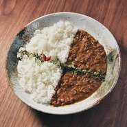 沖縄の名産品「島豆腐」を丁寧に崩しての大豆ミートような食感を実現。たっぷりの玉ねぎとトマトをじっくり炒め、旨味を凝縮。島豆腐由来の甘味、野菜出汁の旨味にスパイスが重なり合う贅沢な１品。
辛さ ★★☆