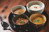 名物薬膳カレーを贅沢に一度に3種類お召し上がり頂けます。
小麦粉不使用、油は最小限に抑え、17種類以上のスパイスをたっぷりと使用した健康と美味しさを追求したカレーは必ず注文すべき逸品!