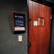 虎ノ門BAR新海が立地するのは、日比谷線「神谷町駅」の裏手、路地裏にひっそりと佇むビルの２階です。初めて入るには少々勇気がいりますが、是非知る人ぞ知る隠れ家的BARの扉を開けてみてください。