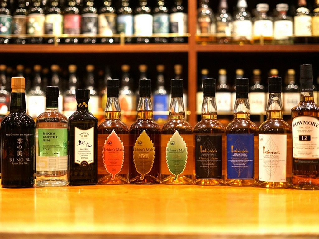 熟練のバーテンダーが作る本格的なドリンクの数々を飲み放題で！