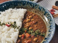 100%植物由来の野菜出汁を使用。
カレーの具材には、玉ねぎ、人参、ひよこ豆、レンズ豆をたっぷりと使用。
豆カレーならではのまろやかさと優しさに加え、17種類を独自にブレンドしたスパイス感が特徴。
辛さ ★☆☆