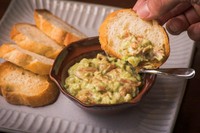 森のバター"アボカド"と細かく切ったサーモン、玉ねぎ、特製ソースのコラボレーション！
カリッと焼いたバゲットにのせてお召し上がりください！
