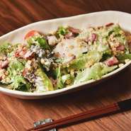 彩り野菜とカリっと焼いたベーコン、温玉を乗せた大人気のシーザーサラダ！