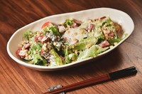 彩り野菜とカリっと焼いたベーコン、温玉を乗せた大人気のシーザーサラダ！