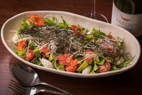 彩り野菜とゴロっとしたアボカド、サーモン、クリームチーズが入った特製サラダ！
わさびドレッシングとご一緒にお召し上がりください！