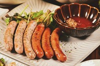 北海道産ウインナー2種盛りは、一口噛めばジュワッと肉汁が広がる食べごたえです。