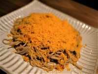 日本の三大珍味である、からすみをたっぷりかけたお蕎麦！
からすみの塩気がたまらなく美味しいです！