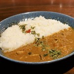 野菜出汁と豆乳をベースに、乾燥により旨味を凝縮させた３種キノコを使用。
蓮根の歯ごたえと、僅かな山椒の辛さがアクセント。
辛さ ★☆☆
