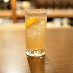 ジン、自家製ジンジャーシロップ、炭酸、レモン
生姜とスパイスを煮出して作る自家製ジンジャーシロップのジンバック。