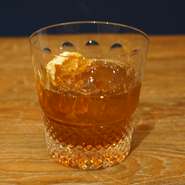 カフェジン、スカーレット、日本酒ベルモット、山椒、和柑橘のドライフルーツ
日本で製造されたお酒だけを使用したジャパニーズネグローニ。