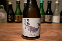 スッキリとした香味、輝く綺麗な呑み口、
きりりと切れる豪快な味わいが楽しめる端正な辛口。
日本酒度+6