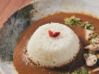 独自にブレンドした17種以上のスパイスを合わせた贅沢なチキンカレー。
程よい辛さと、酸味、チキンの旨味に、鮮烈なスパイスの香りが多層的味わい。
辛さ ★★☆

