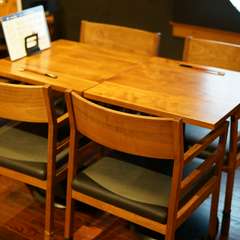 ゆったりと寛げるテーブル席♪