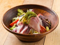 新鮮な刺身たっぷり！豪快な海鮮サラダ！（画像はイメージです）