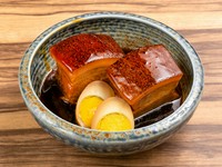 琉球王朝時代より今に伝わる豚肉料理の代表！
じっくりコトコトとろとろになるまで煮込みました！