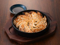 ・鉄鍋餃子《8個》　680円
・鉄鍋餃子《12個》　980円
・鉄鍋餃子《20個》　1,280円