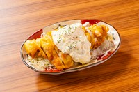 自家製のたっぷり玉子タルタルを贅沢にトッピング！
コクのある旨味とほどよい酸味がクセになる！