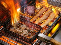 〈名物〉炭火焼き料理&鉄鍋餃子