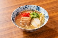 沖縄そばは見た目はラーメン、でも名前は「そば」。
小麦粉100%の平打ち麺に、豚とカツオの旨みたっぷりのスープを合わせた、沖縄独自の麺料理です！