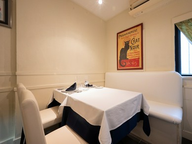 半個室の落ち着いた空間で、二人だけの特別な時間を演出