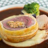 オーストラリア産仔羊を折り込んだパイ生地でフォアグラとトリュフと包み焼きに。パイに閉じ込められた香りと旨みが広がり、豊かな余韻を楽しめます。火入れが難しい仔羊を絶妙な加減で仕上げる職人の技が光る逸品。