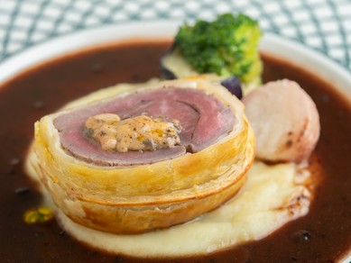 香りと旨みをパイに封じ込めた『仔羊ロース肉の、フォアグラとトリュフのパイ包み焼き』