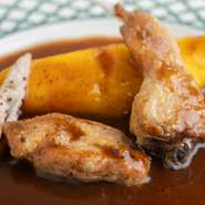 スペイン産ウズラを胸肉と腿肉に分け、それぞれに最適な調理法で仕上げた逸品。胸肉はソテーで柔らかく、腿肉はコンフィでしっかりとした食感が残されています。異なる部位の食感と風味を一皿で楽しめるのが魅力。