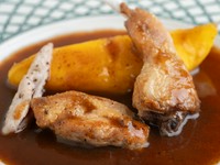 胸肉の柔らかさと腿肉の旨み、二つの魅力を一皿に『ウズラ、胸肉のソテー、腿肉のコンフィ』