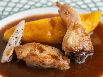 胸肉の柔らかさと腿肉の旨み、二つの魅力を一皿に『ウズラ、胸肉のソテー、腿肉のコンフィ』