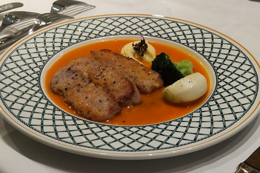 仔牛ロース肉のストロガノフ風