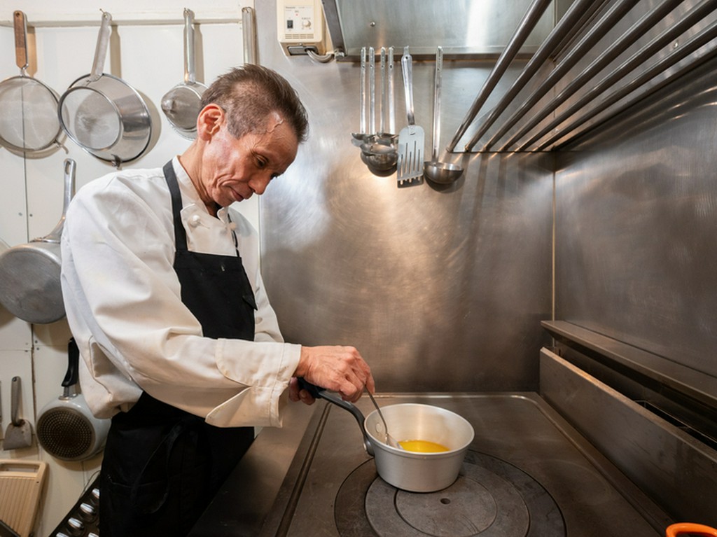 シェフと会話を楽しみながら、心地よい間合いで味わう贅沢な時間