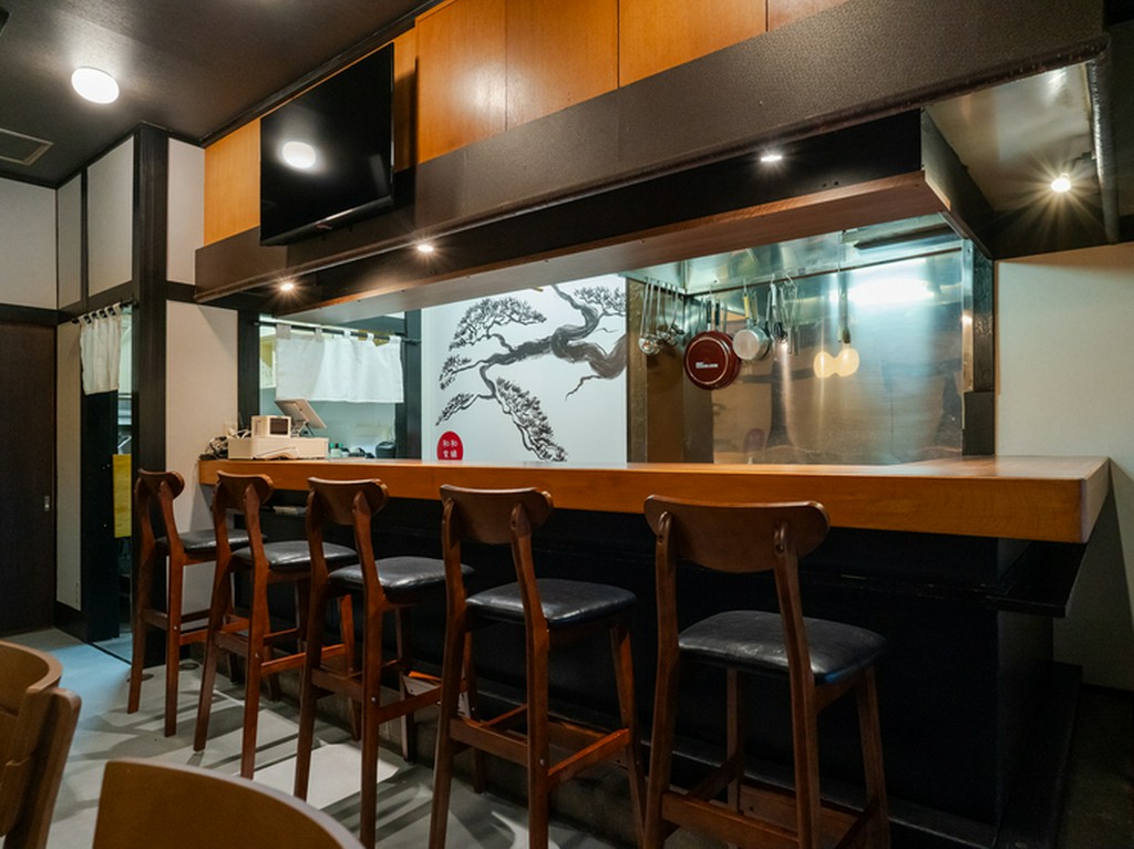 カウンター席で楽しむ、店主こだわりの看板メニュー