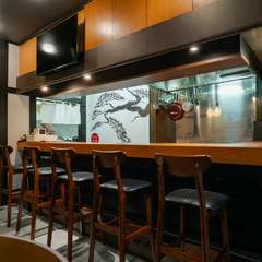カウンター席で楽しむ、店主こだわりの看板メニュー