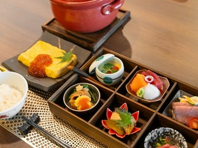 だしの旨みが卵の中にギュッと閉じ込められた朝食メニュー『だし巻き玉子定食（朝食）』