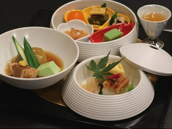 山形の旬食材を堪能できる店自慢のプラン。四季折々、季節のコース料理『4400円コース』