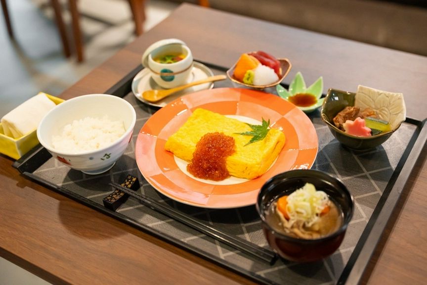 新鮮な卵の濃厚な甘み・コクが感じられる。店の看板メニュー『だし巻き玉子定食(ランチ)』