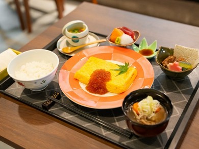 新鮮な卵の濃厚な甘み・コクが感じられる。店の看板メニュー『だし巻き玉子定食（ランチ）』