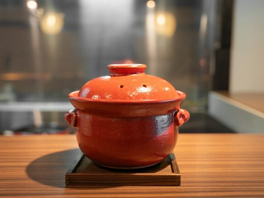 炊きたてのふっくら感が、優しく包み込む『土鍋炊きご飯』