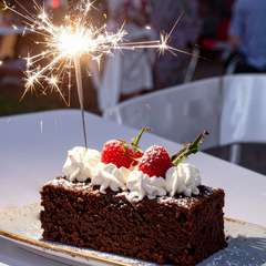 花火付きのケーキでお祝い