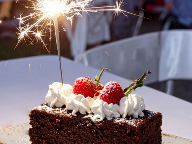 花火付きのケーキでお祝い