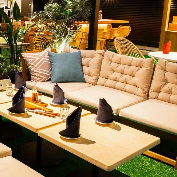 ソファー席多数