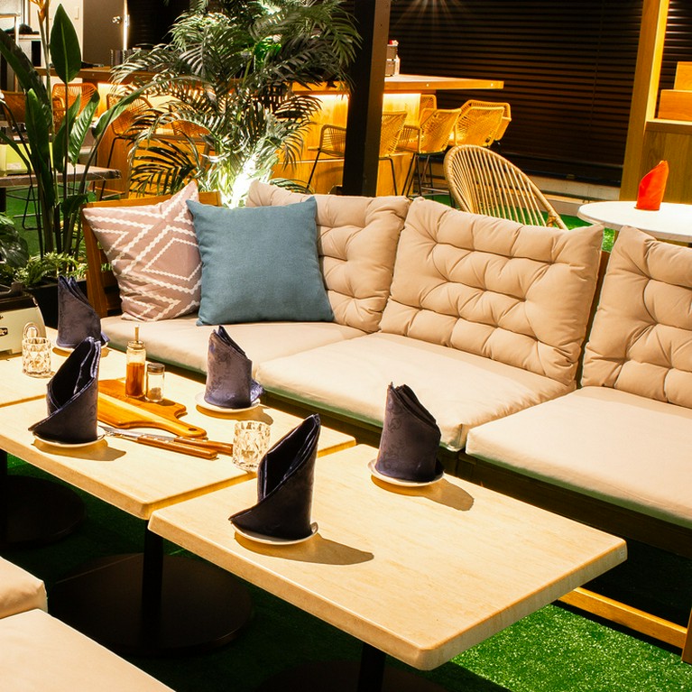 ソファー席多数