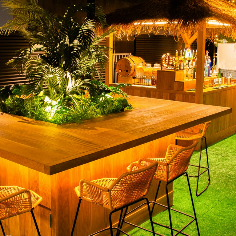 【難波・心斎橋を一望できる！】ソファー席多数の特別空間♪