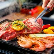都会からの景色を一望できるルーフトップテラスで本格BBQをお楽しみいただけます！難波からの駅チカで、同僚やお友達と仕事帰りに気軽にご来店いただけます！