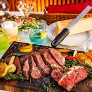 ガッツリ食べたい人におすすめ、牛サーロインの香草ステーキ。赤身と脂身のバランスが絶妙で、香草の香りが食欲をそそります。豪快に焼き上げて、ワイルドにかぶりつけば、心も体も満たされること間違いなし