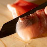 毎朝市場で仕入れる鮮魚や産直の野菜を取り揃え、素材の特徴に応じた最適な調理法を用いて目にも美しい芸術作品に仕立てます。食材本来の味わいを活かした一品を心ゆくまで楽しめる一軒です。