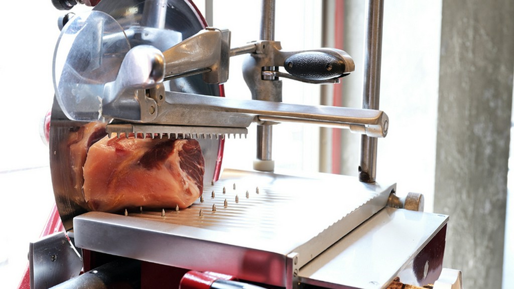 芳醇な香りと奥深い旨みが広がる『フランス・オーベルニュの生ハム』